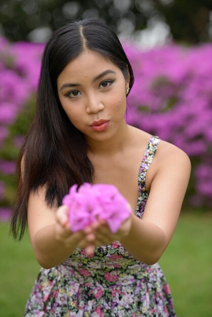 Zdjęcie portret pięknej kobiety z różowym kwiatem