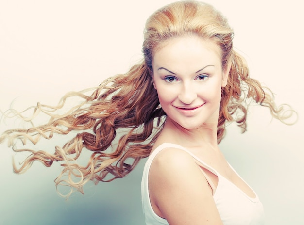 Zdjęcie portret pięknej kobiety z rozwianymi włosami