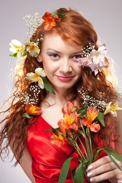 Portret pięknej kobiety z wiosennymi kwiatami