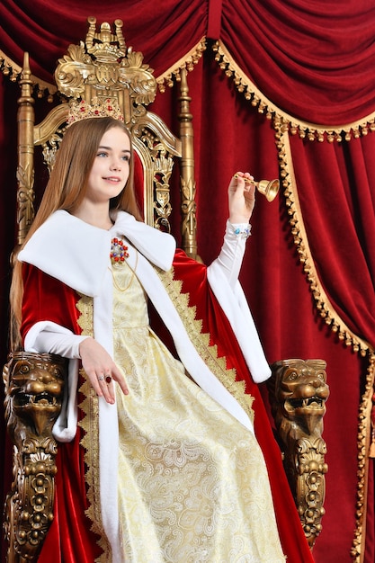 Portret pięknej księżniczki z dzwonkiem trzymającym koronę