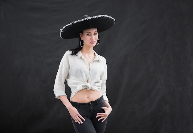 portret pięknej meksykańskiej dziewczyny w sombrero