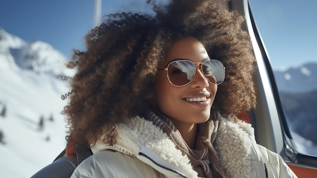 Portret pięknej młodej Afroamerykanki z uśmiechniętą fryzurą afro i okularami przeciwsłonecznymi
