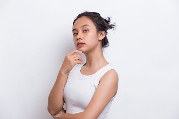 portret pięknej młodej azjatyckiej kobiety z czystą i świeżą skórą na białym tle