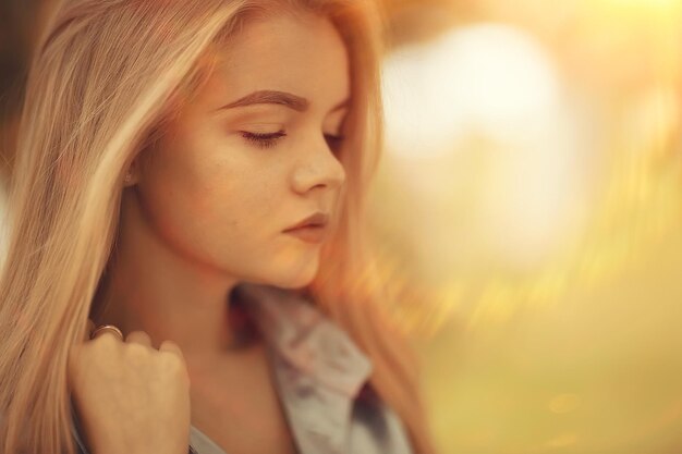 portret pięknej młodej blondynki z promieniami słońca i blaskiem