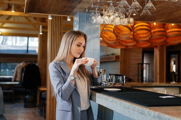 Portret Pięknej Młodej Dziewczyny, Która Pije Pyszną Kawę W Pięknej Nowoczesnej Kawiarni Serwowanie Kawy I Napojów W Restauracji I Kawiarni