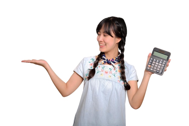 Portret pięknej młodej kobiety azjatyckiej w drelichowej sukience trzymającej kalkulator na białym tle biznes zakupy koncepcja online