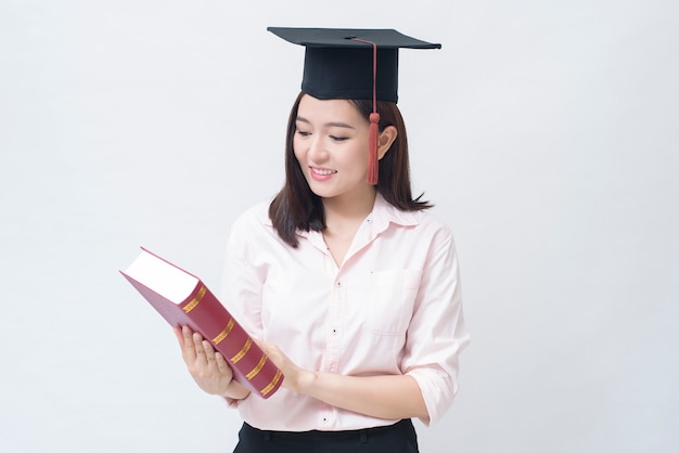 Portret Pięknej Młodej Kobiety Azji Z Czapką Edukacji Nad Białą Przestrzenią Studio, Koncepcja Edukacji.