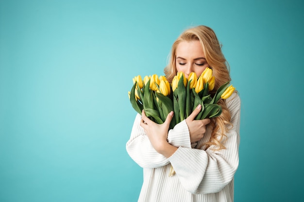 Portret pięknej młodej kobiety blondynka w swetrze