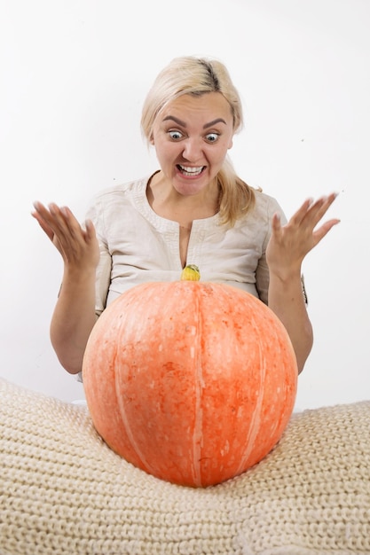 Portret Pięknej Młodej Kobiety Blondynka Z Dynią Gotowy Do Makiety Uroczystości Halloween Na Pocztówkę I Zaproszenie Lub Reklamę