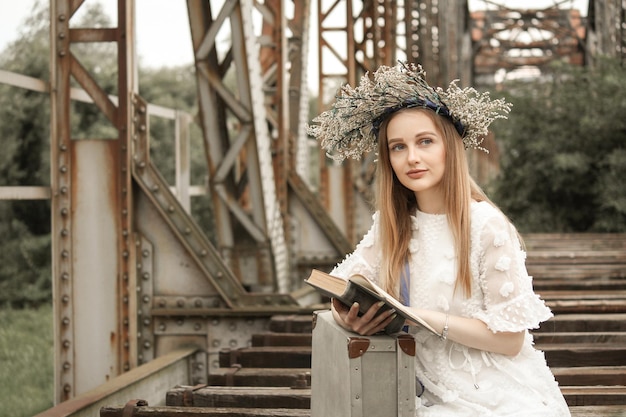 Zdjęcie portret pięknej młodej kobiety czytającej książkę