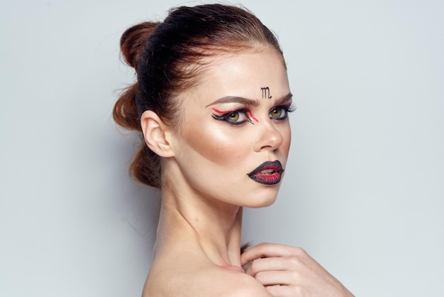 Portret pięknej młodej kobiety na białym tle