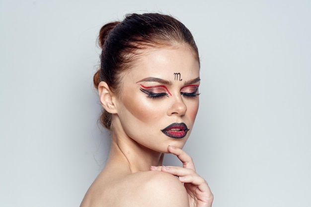 Portret pięknej młodej kobiety na białym tle