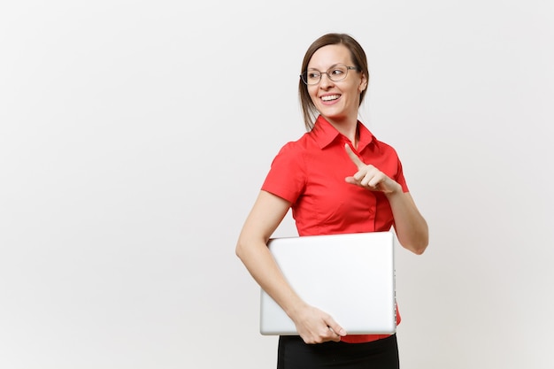 Portret pięknej młodej kobiety nauczyciel biznesu użytkownika w czerwonej koszuli, okulary trzymając laptopa pc komputera pod pachami na białym tle. Edukacja lub nauczanie w koncepcji uniwersytetu liceum.