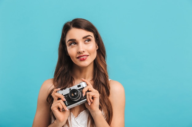 Portret Pięknej Młodej Kobiety Trzymającej Aparat Fotograficzny