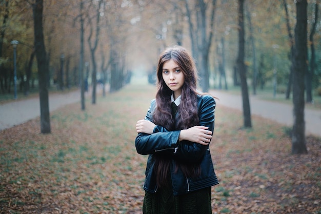 Portret pięknej młodej kobiety w czarnej kurtce na jesień