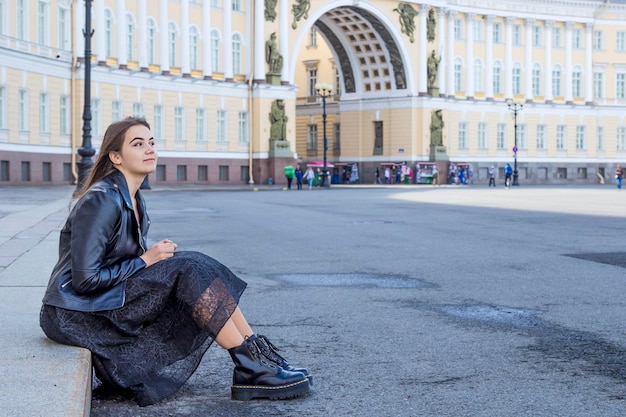 Portret pięknej młodej kobiety w eleganckiej czerni