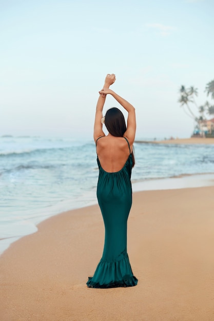 Portret Pięknej Młodej Kobiety W Sukni Na Plaży. ładna Dziewczyna Na Tropikalnej Plaży. Koncepcja Wolności, Wakacje, Plaża