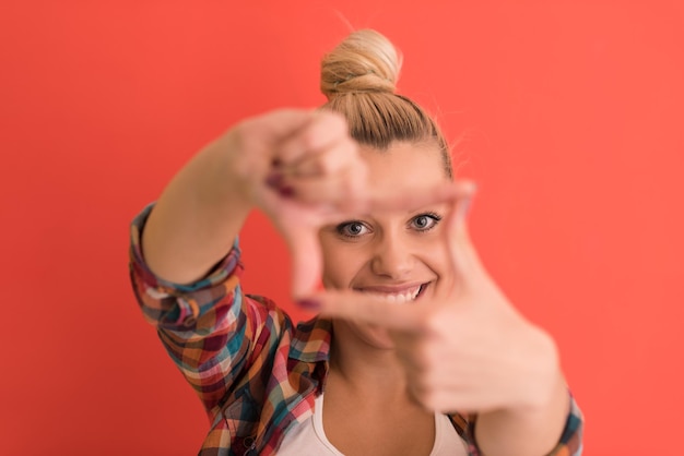 Portret pięknej młodej kobiety z kokem do włosów na kolorowym tle z copyspace wyrażającym różne emocje