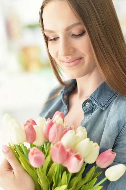 Zdjęcie portret pięknej młodej kobiety z kwiatami