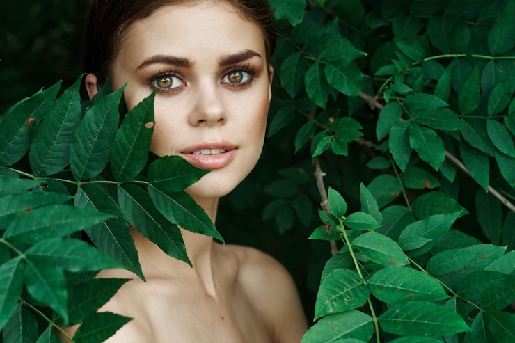 Zdjęcie portret pięknej młodej kobiety z liśćmi