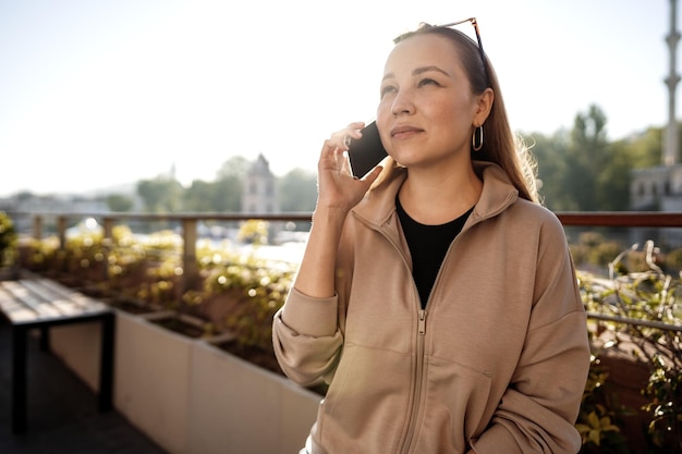 Portret Pięknej Młodej Kobiety Za Pomocą Smartfona Na Tarasie W Stambule