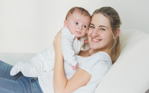 Portret Pięknej Młodej Matki Z Dzieckiem