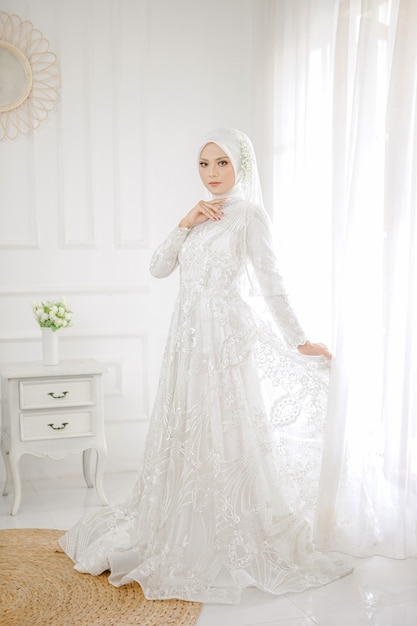 Portret pięknej muzułmańskiej kobiety na sobie białą suknię ślubną
