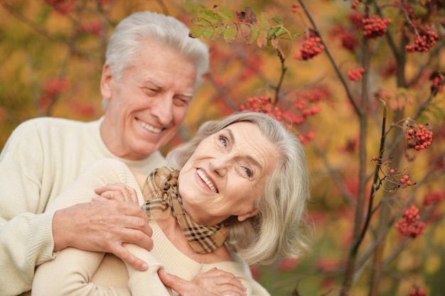 Portret pięknej pary seniorów w jesiennym parku