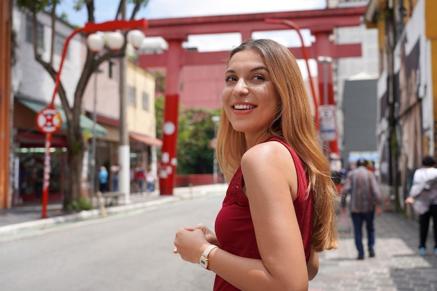 Portret pięknej, pewnej siebie uśmiechniętej kobiety w japońskiej dzielnicy Sao Paulo Liberdade Sao Paulo Brazylia