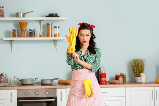 Zdjęcie portret pięknej pin-up kobiety idącej do czyszczenia kuchni