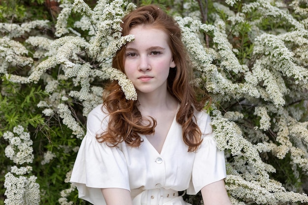 Portret pięknej rudowłosej wiosennej dziewczyny