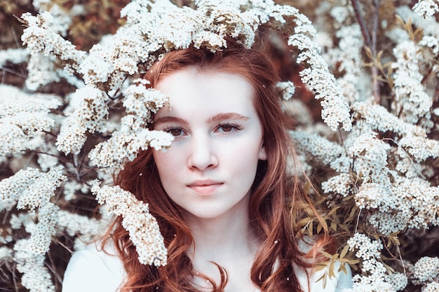 Zdjęcie portret pięknej rudowłosej wiosennej dziewczyny