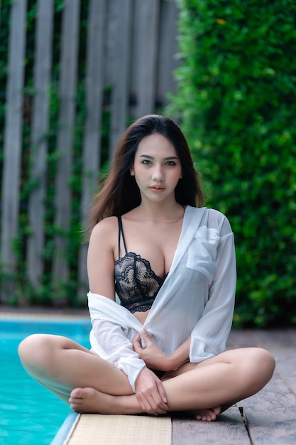 Portret pięknej seksownej kobiety po stronie basenu