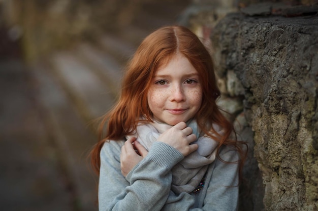 Portret pięknej smutnej dziewczyny z rudymi włosami i piegami