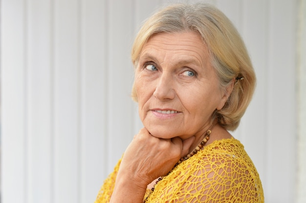 Portret pięknej starszej kobiety na tle