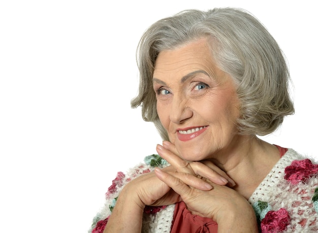 Portret pięknej szczęśliwej starszej kobiety na białym tle
