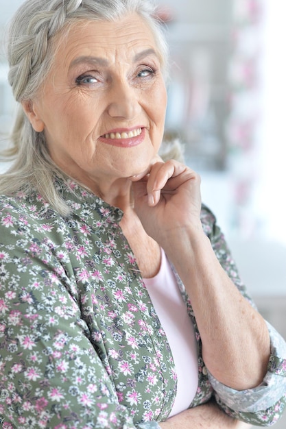 Portret pięknej szczęśliwej starszej kobiety z bliska