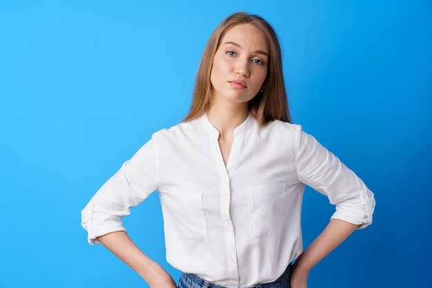 Portret pięknej uśmiechniętej młodej kobiety w studio