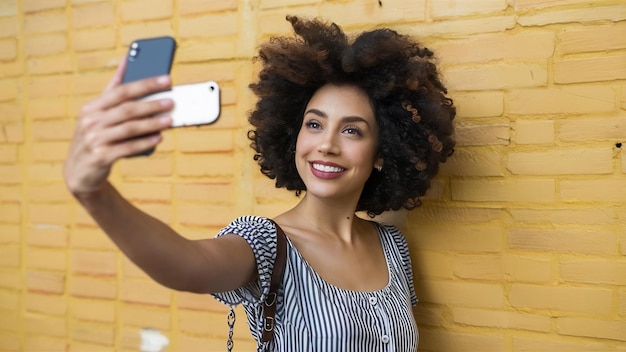 Portret pięknej uśmiechniętej modelki z fryzurą afro w letnich ubraniach hipsterów