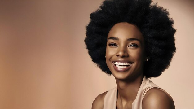 Portret pięknej uśmiechniętej modelki z fryzurą afro