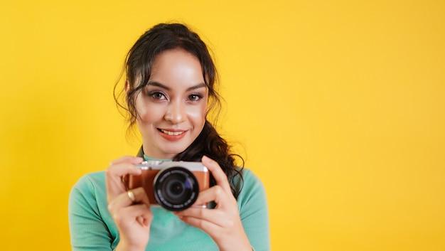 Portret piękny Azjatycki kobieta fotograf z cyfrowym aparatem