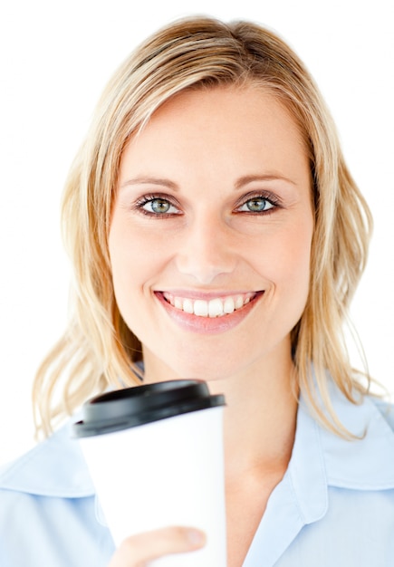 Portret piękny bizneswoman trzyma kawę