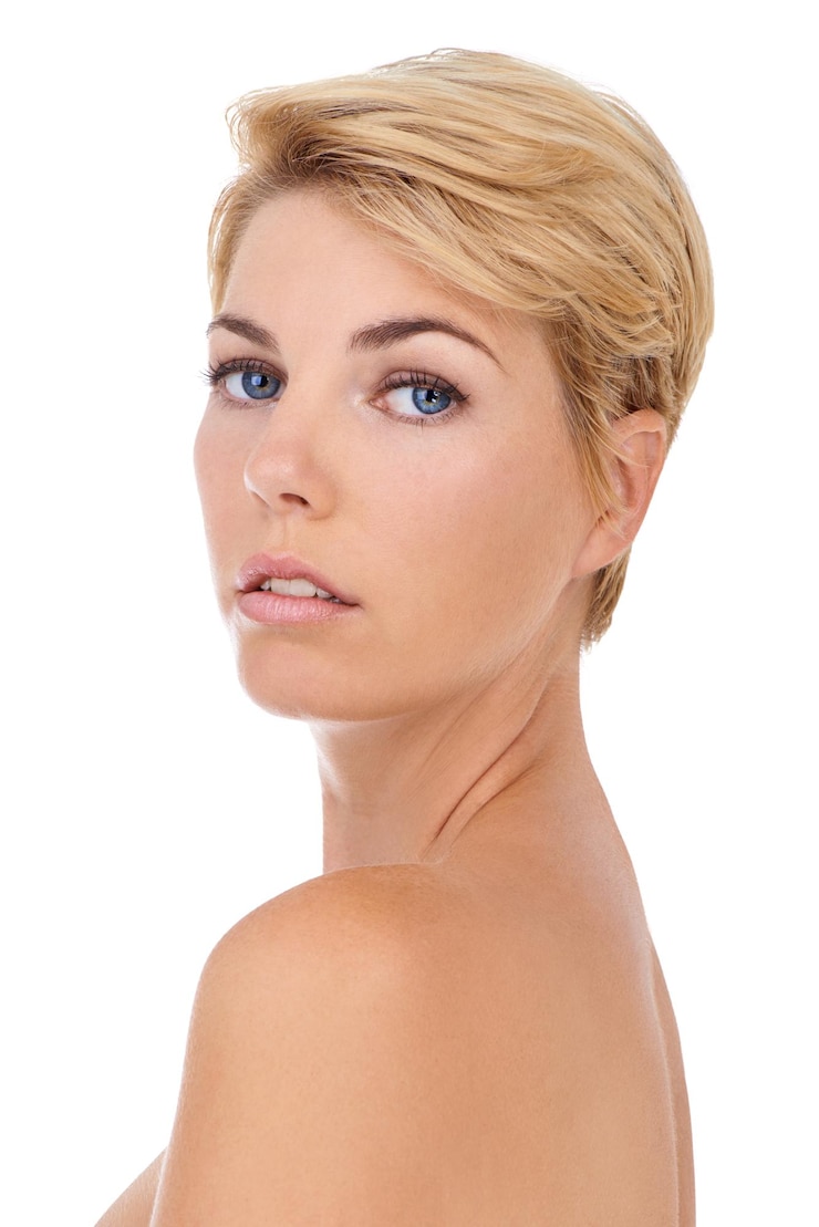 Zdjęcie portret pielęgnacji skóry i kobieta z pięknością w studiu białe tło i dermatologia model pewny siebie model i dziewczyna z dumą ze zdrowego blasku na skórze z kosmetyków makijażu lub fryzury
