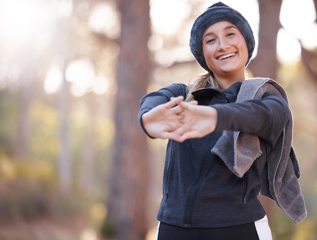 Portret pieszy i makieta z kobietą rozciągającą się w naturze na zewnątrz na wędrówkę po lesie lub lesie Rozgrzewka fitness i turystka przygotowująca się do spaceru na zewnątrz w dziczy