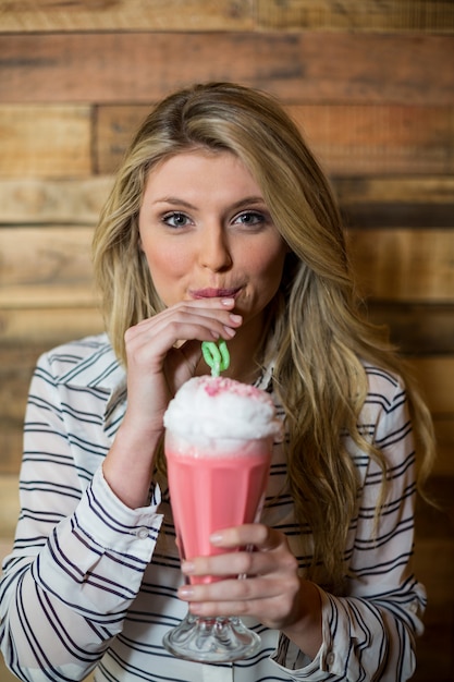 Zdjęcie portret pije milkshake z słomą kobieta