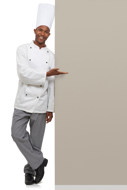 Zdjęcie portret plakatowy i czarny szef kuchni z ręką wskazującą na studio dla listy kontrolnej menu lub przestrzeń na białym tle prezentacja piekarza lub twarz piekarza z wskazówkami gastronomicznymi przewodnik billboard lub wzór kroków
