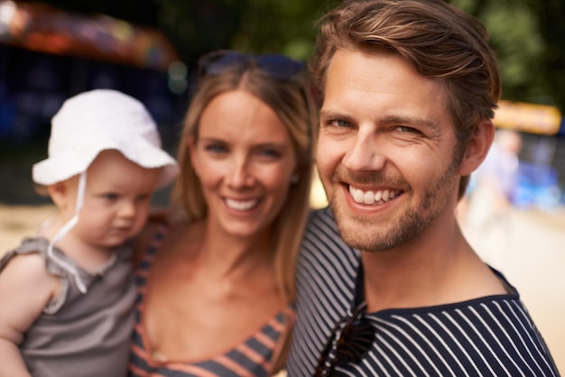 Portret Plaży I Rodziny Z Dzieckiem Wakacje I Rodzice Z Szczęściem Wakacje Letnie I Weekend Twarze Matki I Ojca Z Dzieckiem Uścisk I Zrelaksować Się Z Przygodą Tropikalnej Wyspy I Wiązania