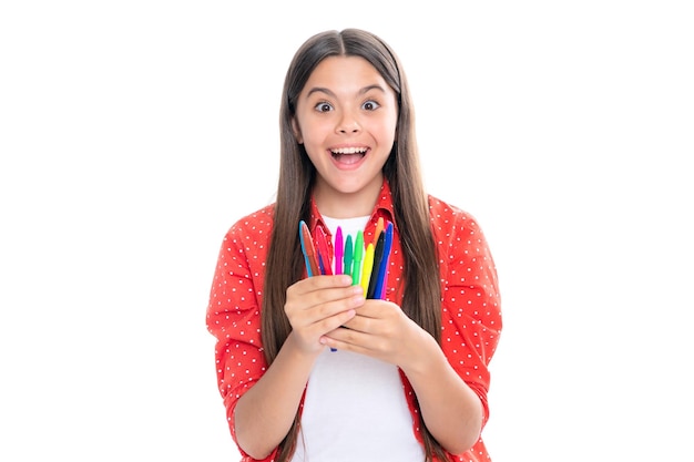 Portret podekscytowanej uczennicy nastolatka z kolorowymi ołówkami na białym tle