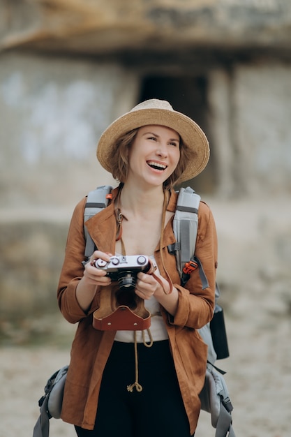 Zdjęcie portret podróżnik dziewczyna w górach