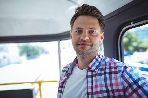 Portret podróżuje w autobusie mężczyzna